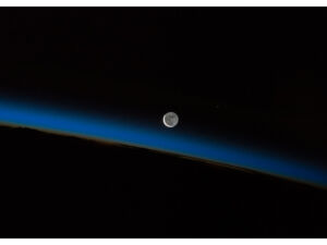 Pôster A Noite Cobre a Terra - NASA - ISS
