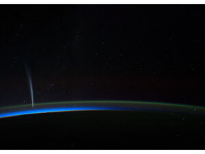 Pôster Um Cometa Surge no Leste - NASA - ISS