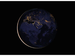 Pôster Imagens de satélites processadas mostram o planeta Terra à noite, as luzes das cidades e as concentrações urbanas das Américas, África e Europa - Nasa